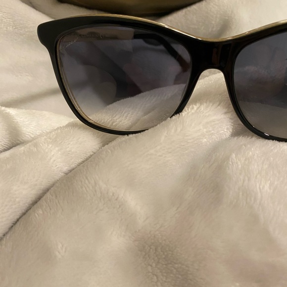 Gucci Gold & Black Sunglasses: Luxe Look w/ Case, Dramatically Reduced - Picture 3 of 16